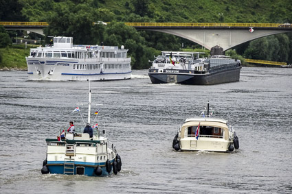 River traffic on Moselle