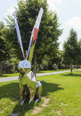 Rabbit statue in Erlangen Röthelheimpark