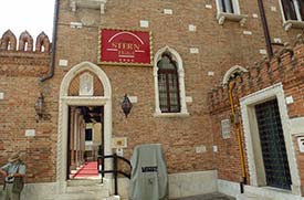 Hotel Palazzo Stern entrance with wheelchair lift